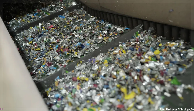 Unilever adota tampas de plástico pós-consumo para impulsionar reciclagem